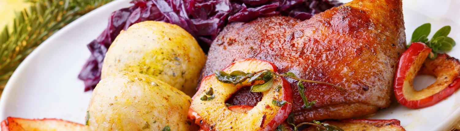 Weihnachtsmen - Gebratene Entenkeule mit Rotkohl, Kndeln und gednsten Apfelscheiben mit Majoran